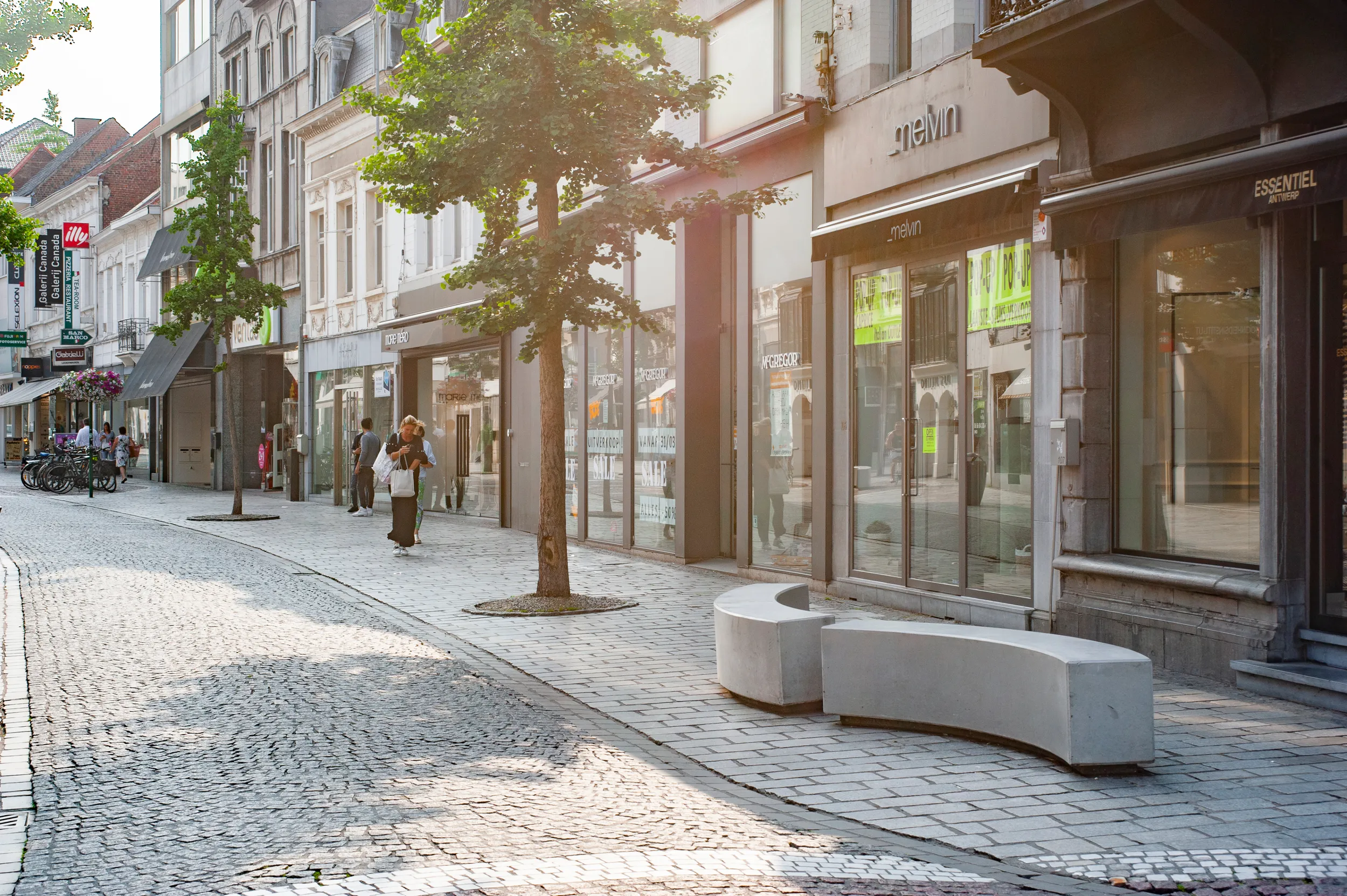 Zonnige winkelstraat in het centrum van Roeselare