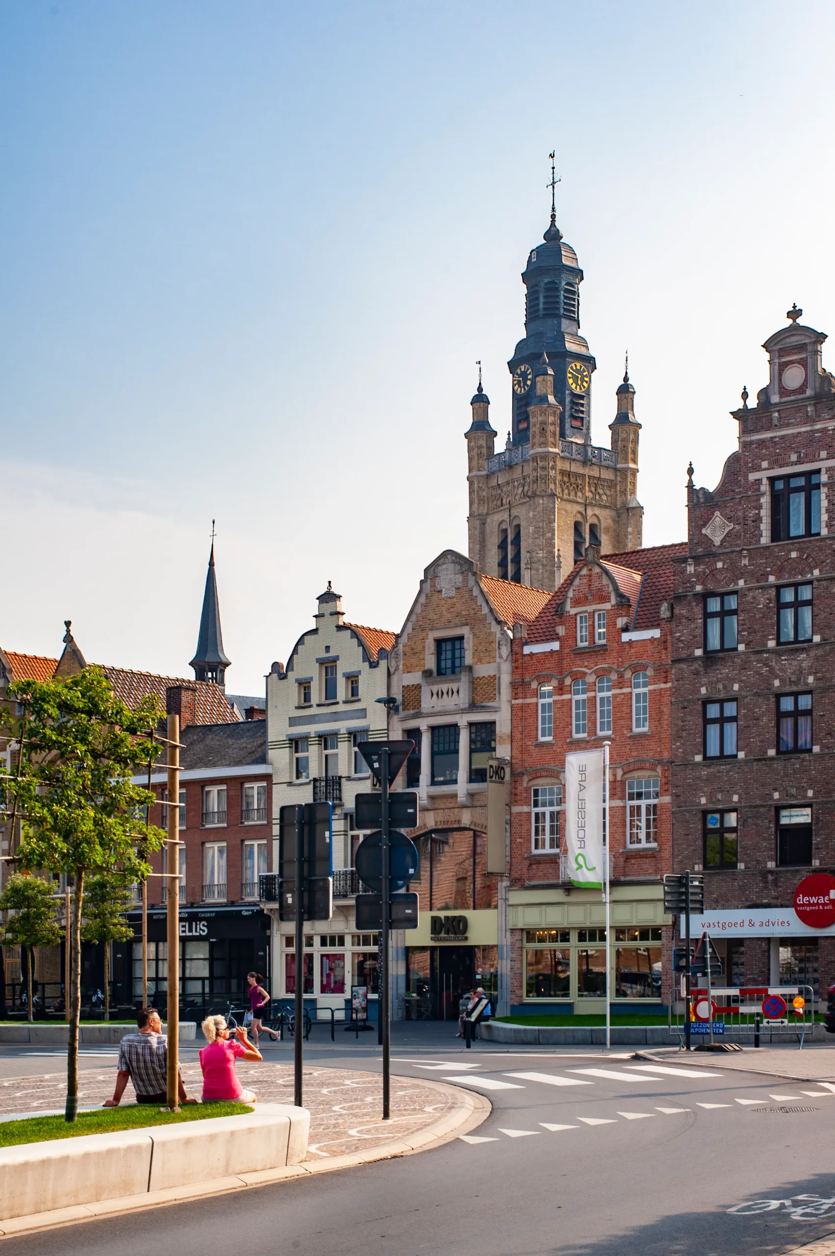 Historische gebouwen en het belfort in het centrum van Roeselare