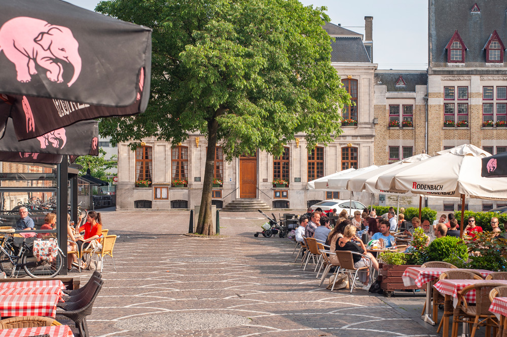 Terrasjes op een plein in het centrum van Roeselare